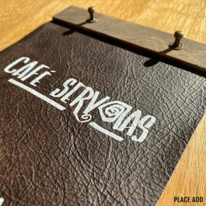 Houten menukaart met leren omslag