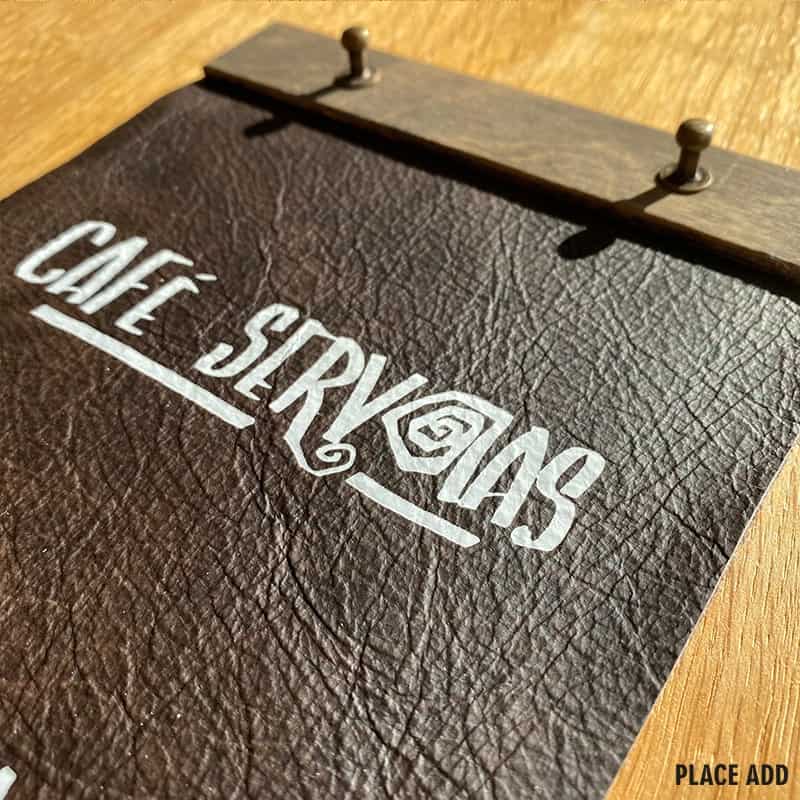 Houten menukaart met leren omslag